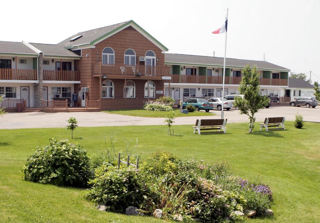 Laurie'S Inn Chéticamp エクステリア 写真