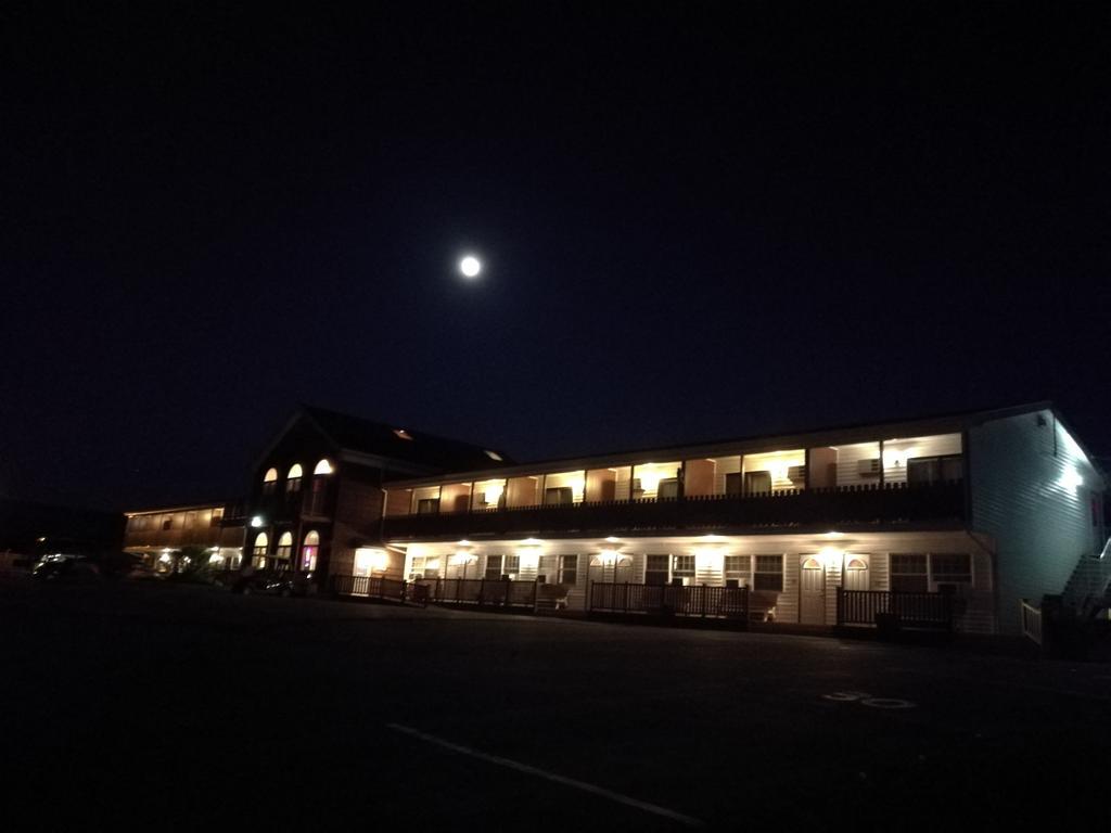 Laurie'S Inn Chéticamp エクステリア 写真